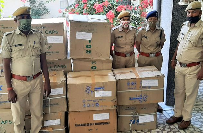 छिपाकर ले जा रहा था 60 हजार रुपए के अवैध पटाखे छिपाकर ले जा रहा था 60 हजार रुपए के अवैध पटाखे