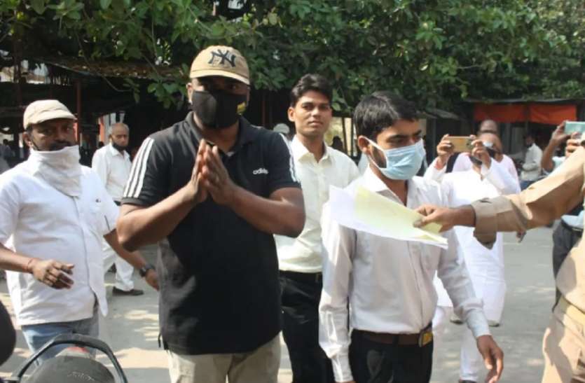 बलिया के मणि मंजरी राय सुसाइड केस में फरार मुख्य आरोपी ने कोर्ट में किया सरेंडर, पुलिस को भी नहीं लगी भनक बलिया के मणि मंजरी राय सुसाइड केस में फरार मुख्य आरोपी ने कोर्ट में किया सरेंडर, पुलिस को भी नहीं लगी भनक