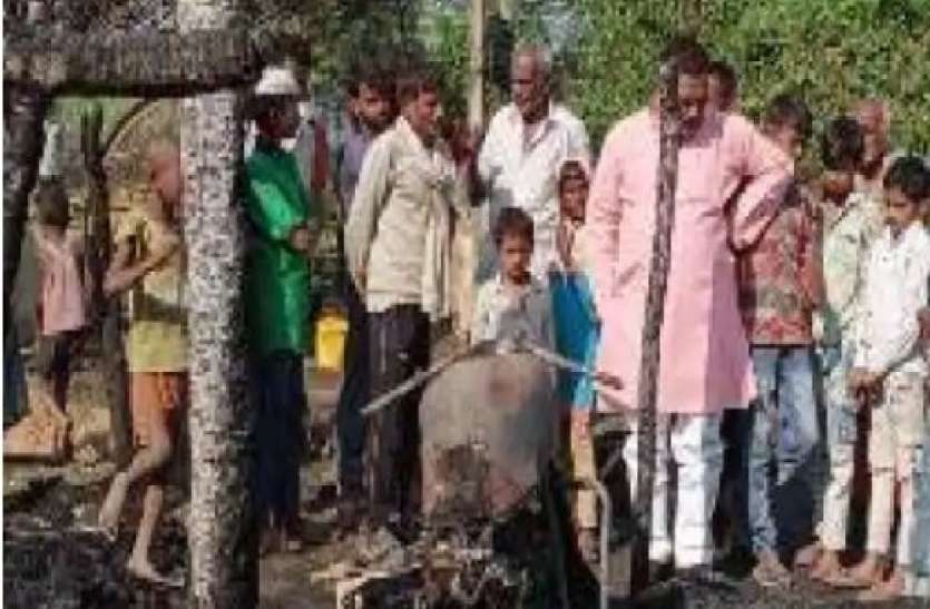 चिराग से लगी आग में आठ साल के मासूम की जलकर मौत, तीन की हालत गंभीर चिराग से लगी आग में आठ साल के मासूम की जलकर मौत, तीन की हालत गंभीर