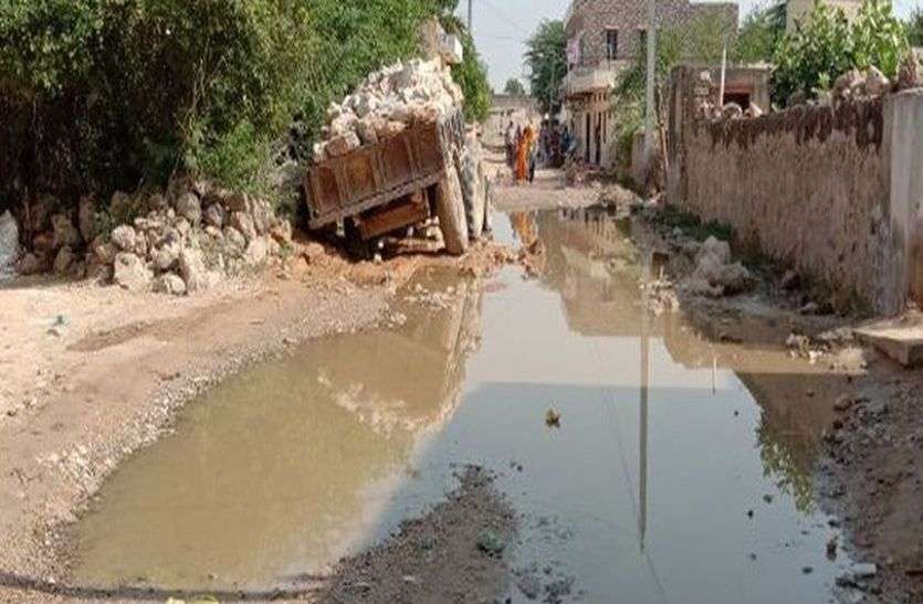 खस्ताहाल सड़क पर धंसी ट्रैक्टर-ट्रॉली, बड़ा हादसा टला खस्ताहाल सड़क पर धंसी ट्रैक्टर-ट्रॉली, बड़ा हादसा टला