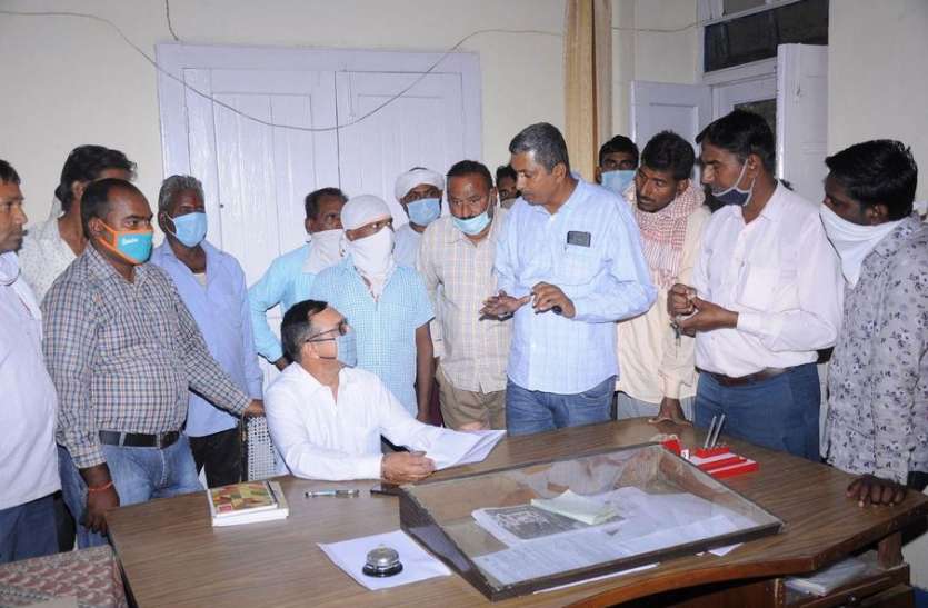 छठ घाट का मामला उलझने पर सहायक अभियंता से मिले लोग छठ घाट का मामला उलझने पर सहायक अभियंता से मिले लोग