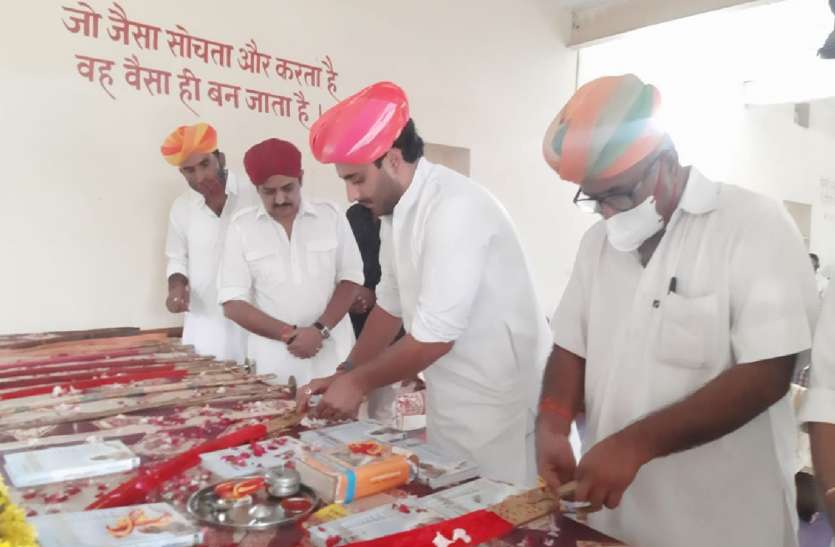 वर्षों से आमजन व उसके हितों की रक्षा करता रहा है क्षत्रिय: चैतन्यराजसिंह वर्षों से आमजन व उसके हितों की रक्षा करता रहा है क्षत्रिय: चैतन्यराजसिंह