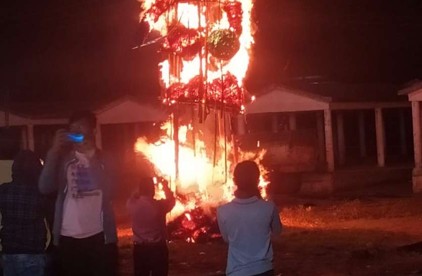 धूं-धूं कर जला अधर्म की आस्था का प्रतीक रावण, हर्षोल्लास के साथ मना विजयादशमी का त्यौहार धूं-धूं कर जला अधर्म की आस्था का प्रतीक रावण, हर्षोल्लास के साथ मना विजयादशमी का त्यौहार