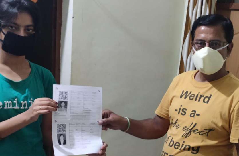 BLO reaching home and distributing voter slips with photos बीएलओ घर-घर पहुंचकर बांट रहे फ़ोटो युक्त मतदाता पर्ची