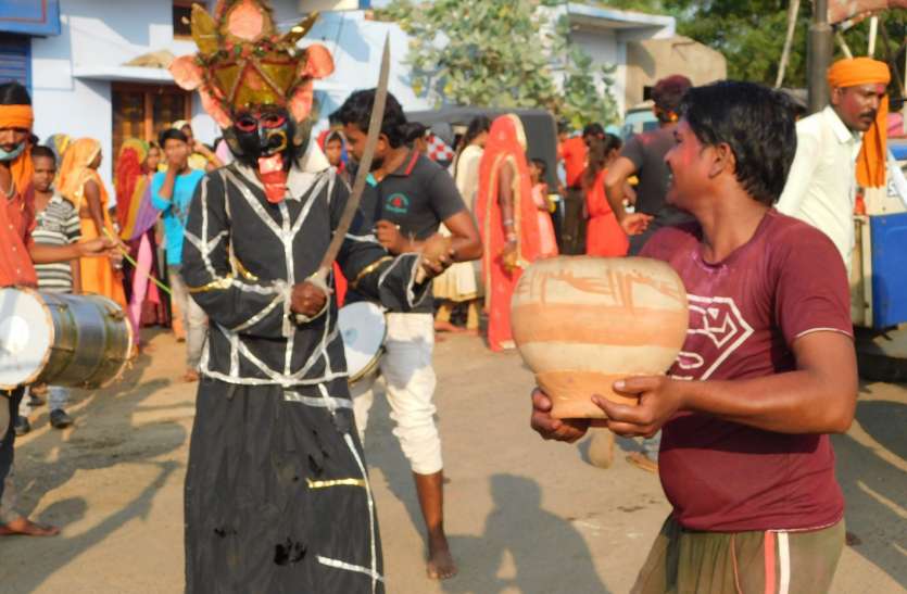 हाथ में खडग़ और खप्पर ले निकलीं मां काली. बाजे-गाजे के साथ देवीभक्तों ने मां दुर्गा को दी विदाई हाथ में खडग़ और खप्पर ले निकलीं मां काली. बाजे-गाजे के साथ देवीभक्तों ने मां दुर्गा को दी विदाई