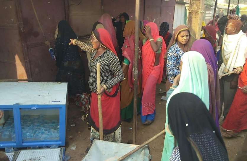 शराब ठेका हटाने की मांग : आदिवासी महिला पुरुषों ने एकत्रित होकर किया हंगामा शराब ठेका हटाने की मांग : आदिवासी महिला पुरुषों ने एकत्रित होकर किया हंगामा