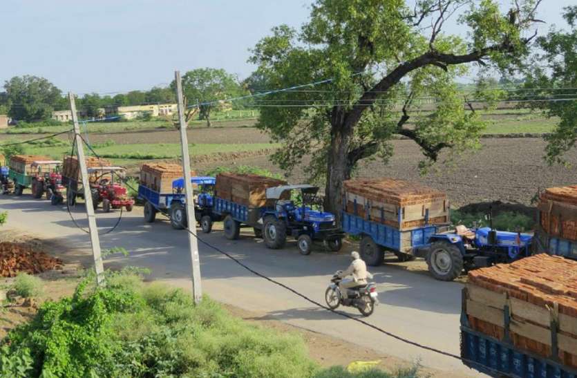 दबंगों के हस्तक्षेप से लगवाई जा रही अवैध रेत की मंडी दबंगों के हस्तक्षेप से लगवाई जा रही अवैध रेत की मंडी