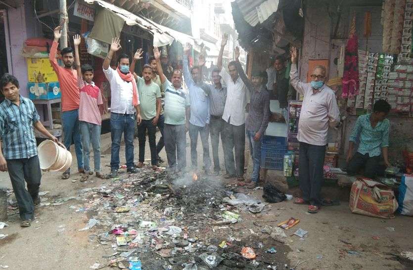 No cleaning shopkeepers and cleaning workers demonstrated on 11th day 11वें दिन भी नहीं हुई सफाई दुकानदारों व सफाई कर्मियों ने किया प्रदर्शन