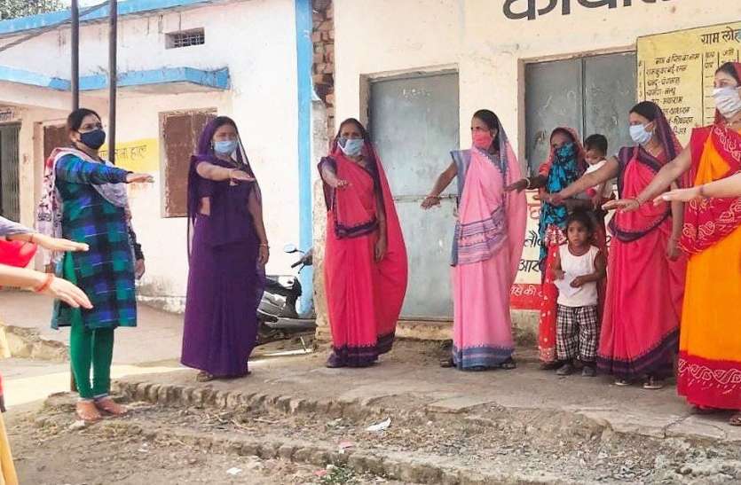 कोविड-19 के अनुकूल व्यवहार परिवर्तन की शपथ दिलाई जा रही दस मरीजों की रिपोर्ट आईं कोरोना पॉजिटिव