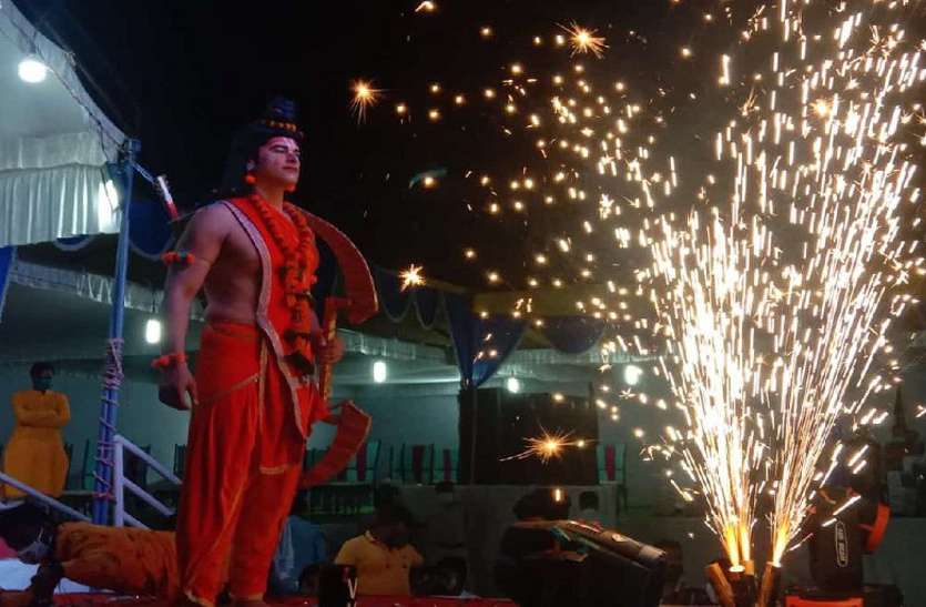 Dussehra: धूमधाम से मना असत्य पर सत्य की विजय का पर्व दशहरा Dussehra: धूमधाम से मना असत्य पर सत्य की विजय का पर्व दशहरा