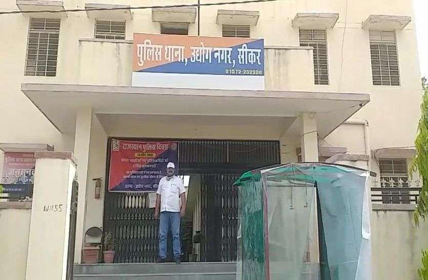 बच्चे के पास पड़े थे 9 लाख रुपए, धक्का मारकर गाड़ी सहित ले भागा बदमाश बच्चे के पास पड़े थे 9 लाख रुपए, धक्का मारकर गाड़ी सहित ले भागा बदमाश