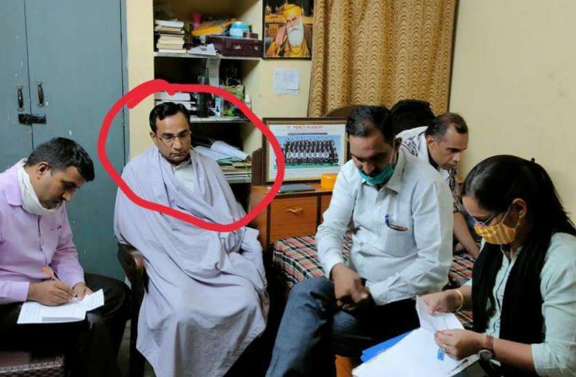 ACB's big action in Makrana, caught bonding Makrana Commissioner मकराना में एसीबी की बड़ी कार्रवाई, नगर परिषद आयुक्त संतलाल को रिश्वत लेते दबोचा
