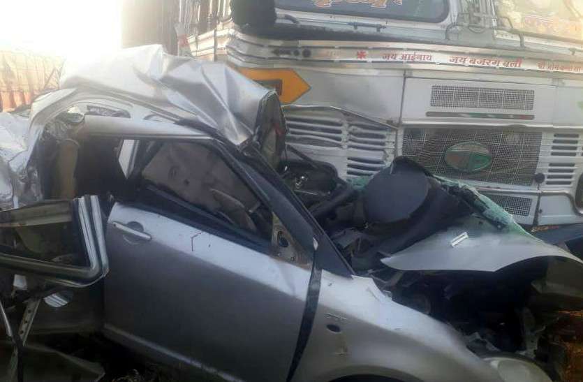 two dead in road accident in churu कार व ट्रक में भीषण टक्कर, कार सवार दो युवकों की मौत