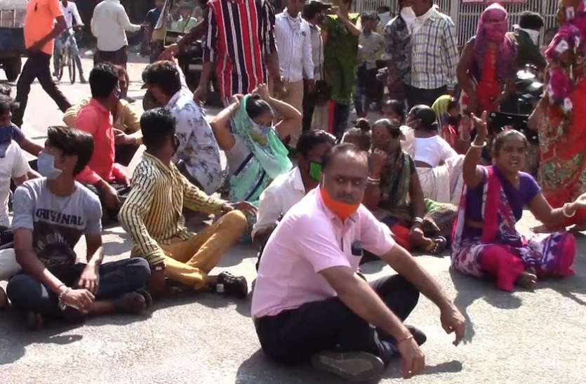 मनपा के खिलाफ धरने पर बैठे लारी संचालक मनपा के खिलाफ धरने पर बैठे लारी संचालक