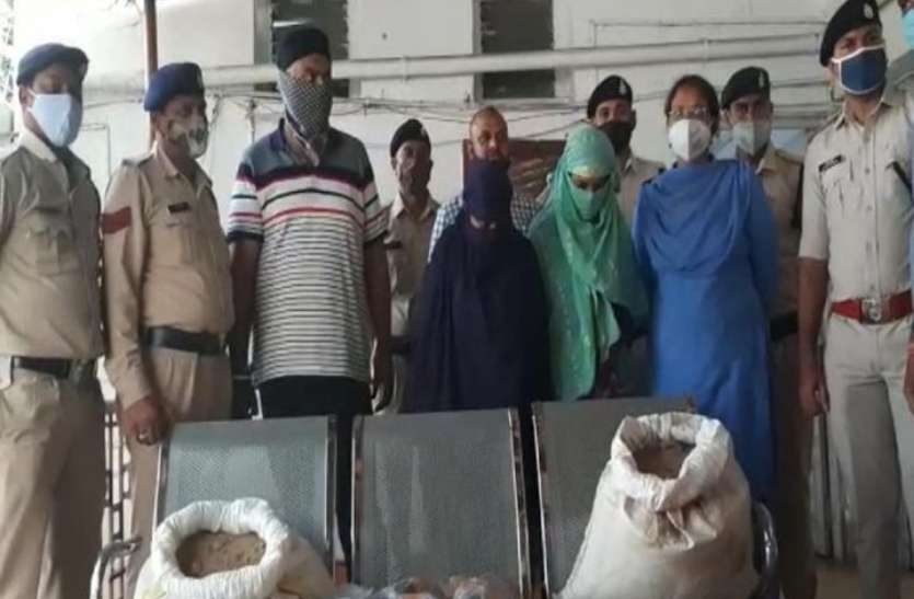 ट्रक चालक और नशेड़ियों को अफीम-डोडा उपलब्ध कराने वाला ढाबा संचालक महिला तस्करों के साथ गिरफ्तार ट्रक चालक और नशेड़ियों को अफीम-डोडा उपलब्ध कराने वाला ढाबा संचालक महिला तस्करों के साथ गिरफ्तार