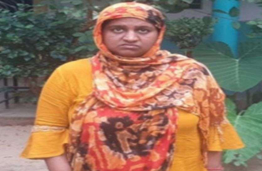 आधार कार्ड पर फोटो बदल बदलकर युवती ने चार युवकों से रचाई शादी, गिरफ्तार फोटो बदल बदलकर युवती ने चार युवकों से रचाई शादी, गिरफ्तार