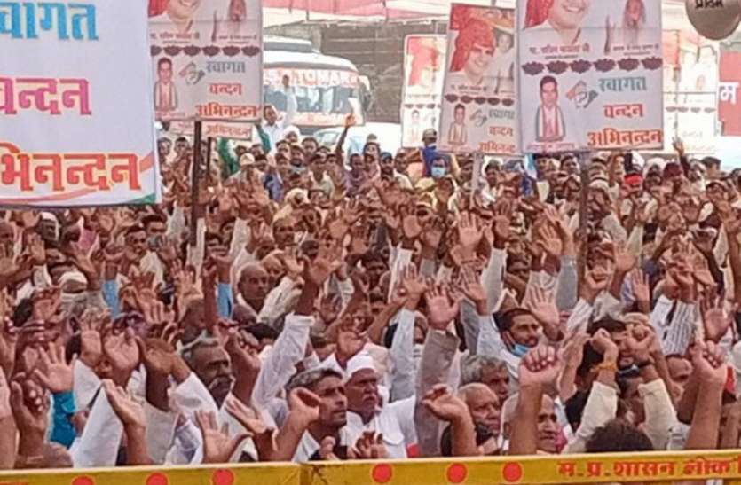 सच्चे नेता की बांह थाम लेती है आवाम और तिकड़मबाजों को बाहर का रास्ता दिखाती है सच्चे नेता की बांह थाम लेती है आवाम और तिकड़मबाजों को बाहर का रास्ता दिखाती है