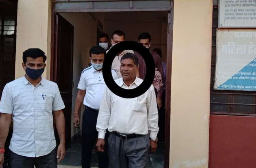 बांसवाड़ा : पुलिस चौकी प्रभारी 15 हजार रुपए रिश्वत लेते रंगे हाथों गिरफ्तार बांसवाड़ा : पुलिस चौकी प्रभारी 15 हजार रुपए रिश्वत लेते रंगे हाथों गिरफ्तार