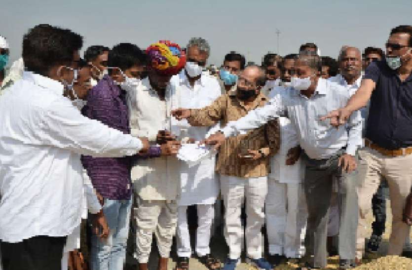 कृषि बिल के नाम पर किसानों के अधिकारों का हनन किया कृषि बिल के नाम पर किसानों के अधिकारों का हनन किया