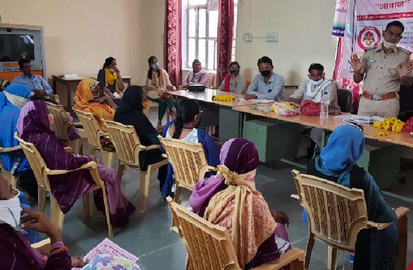 महिलाएं अपने अधिकारों के प्रति जागरूक बने महिलाएं अपने अधिकारों के प्रति जागरूक बने