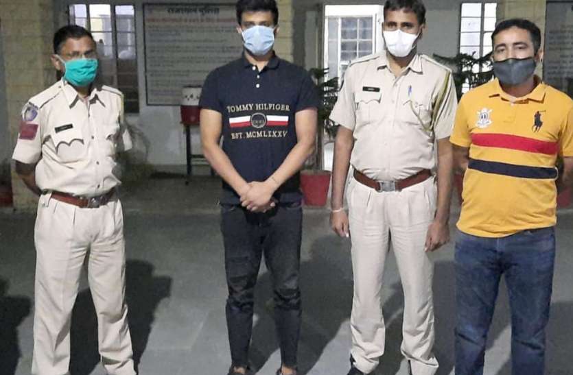 मर्सिडीज में आइपीएल पर करोड़ों का सट्टा लगाते एक गिरफ्तार मर्सिडीज में आइपीएल पर करोड़ों का सट्टा लगाते एक गिरफ्तार