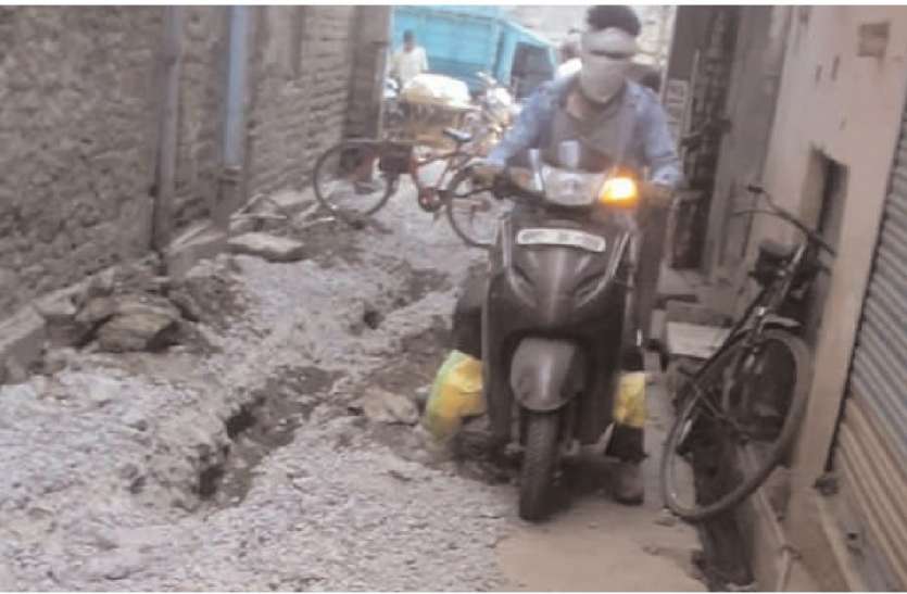 cms_1 टारगेट पूरा करने गली को खोदा, लोग हो रहे परेशान