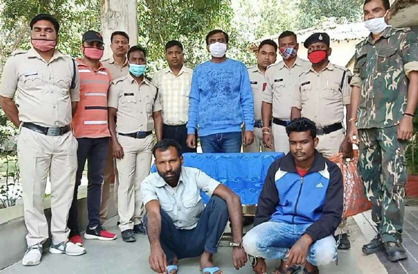 देशी कट्टा व कारतूस लेकर दिनदहाड़े घूम रहे थे 2 युवक, वारदात को अंजाम देने से पहले पुलिस ने दबोचा देशी कट्टा व कारतूस लेकर दिनदहाड़े घूम रहे थे 2 युवक, वारदात को अंजाम देने से पहले पुलिस ने दबोचा