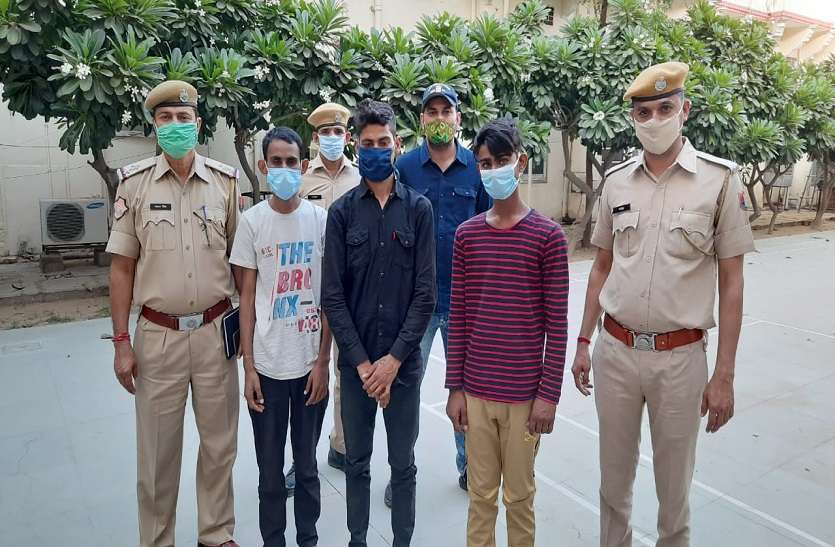 सिक्गायोरिटी गार्ड की हत्या करने वाला मुख्य आरोपी सहित तीन गिरफ्तार सिक्गायोरिटी गार्ड की हत्या करने वाला मुख्य आरोपी सहित तीन गिरफ्तार