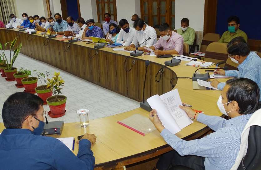निर्वाचन प्रक्रिया में डिस्टेंसिंग और मास्क की सख्ती से पालना कराएं निर्वाचन प्रक्रिया में डिस्टेंसिंग और मास्क की सख्ती से पालना कराएं