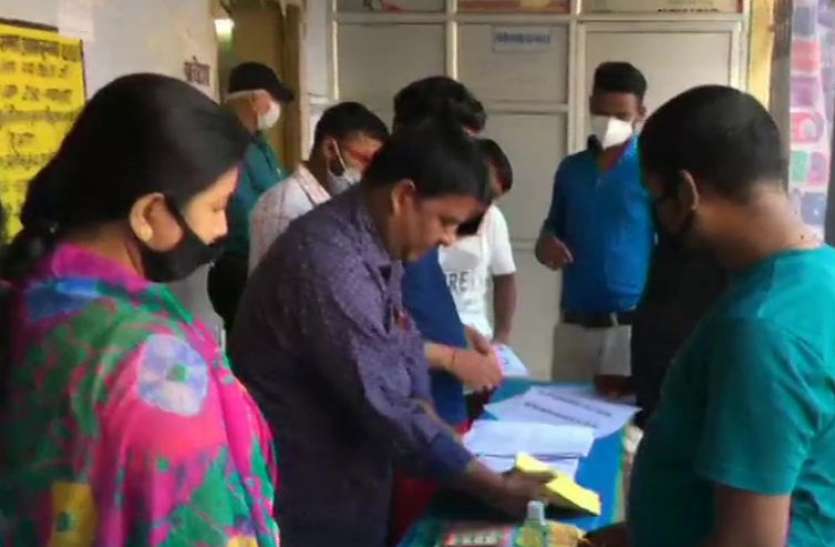 Bihar Election Bihar Assembly Polls: मतदान शुरू होने के साथ कई बूथों पर तकनीकी गड़बड़ी, बदला गया EVM