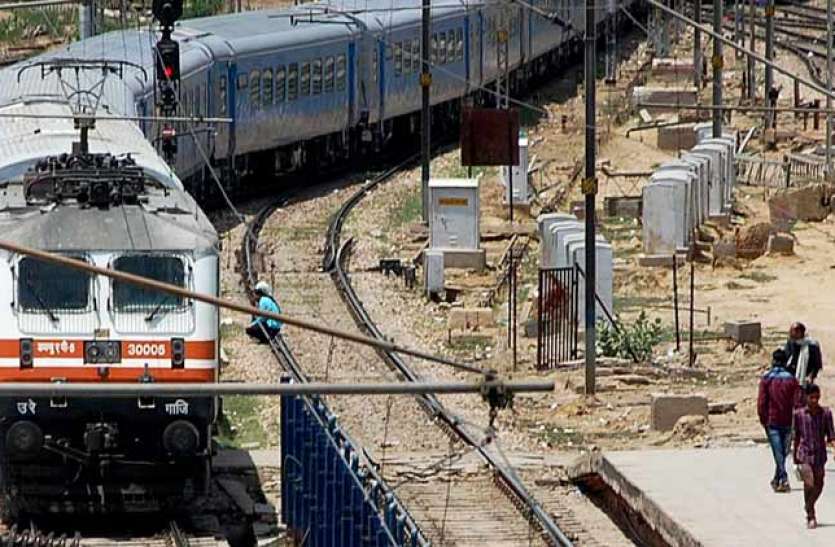 Indian Railway Good News: Indian Railway ने लिया फेस्टिवल ट्रेनें चलाने का फैसला, आज से पटरी पर दौड़ेगी शताब्दी एक्सप्रेस