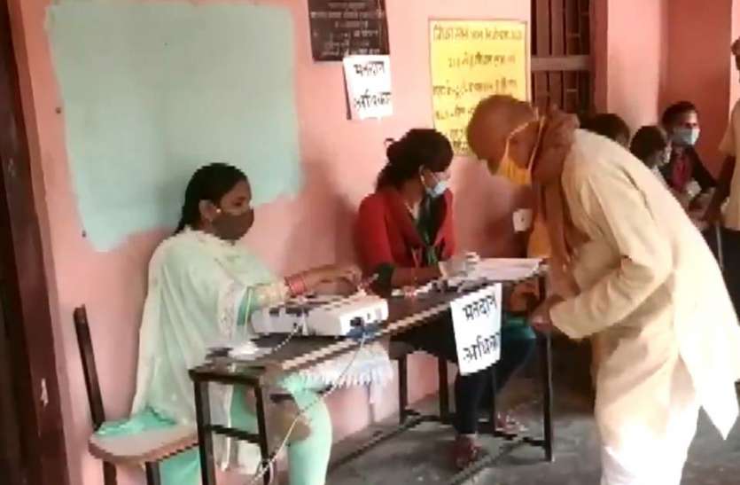 Bihar Election 2020 Bihar Election 2020: नवादा में पोलिंग एजेंट की हार्ट अटैक से गई जान, काराकाट में लाइन में खड़े बुजुर्ग का निधन