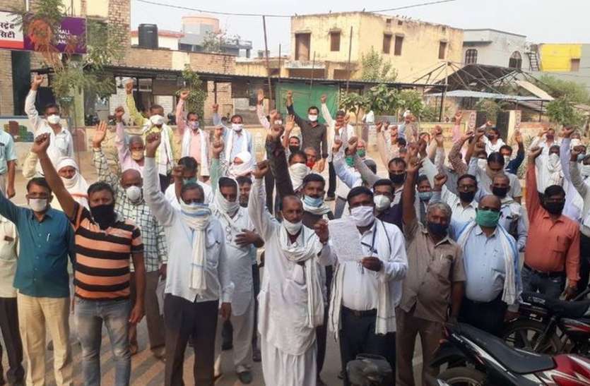 वेतन कटौती के विरोध में सडक पर उतरे बीएलओ, तहसील कार्यालय में किया प्रदर्शनBLO hit the road to protest the pay cut वेतन कटौती के विरोध में सडक पर उतरे बीएलओ, तहसील कार्यालय में किया प्रदर्शन