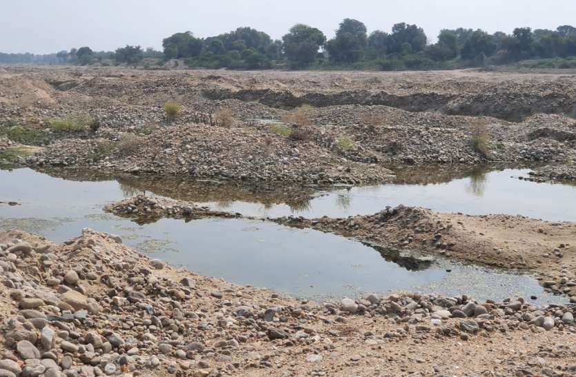 Not only Nagaur, in many districts of the state, the sewage of earth is being removed in the districts NAGAUR नागौर ही नही, प्रदेश के कई जिलों में जिलों में धरती का सीना फाड् निकाली जा रही बजरी