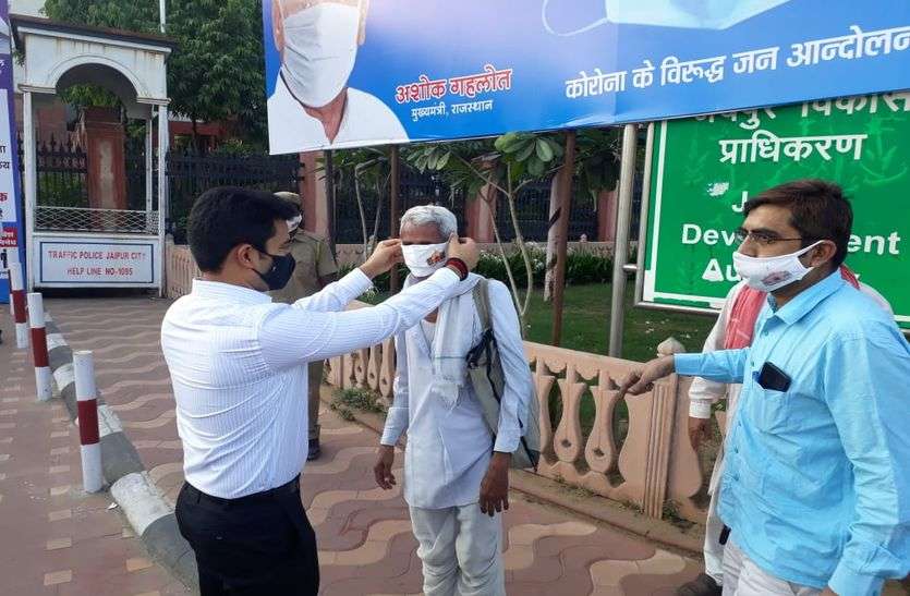 जेडीसी ने बुजुर्ग को पहनाया मास्क, मोबाइल वैन से बांटेंगे 3 लाख मास्क जेडीसी ने बुजुर्ग को पहनाया मास्क, मोबाइल वैन से बांटेंगे 3 लाख मास्क