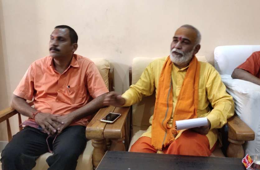 भारत को हिंदू राष्ट्र बनाने की मांग पर हिंदू महासभा छेड़ेगी आंदोलन, जुटा रही संतों का समर्थन भारत को हिंदू राष्ट्र बनाने की मांग पर हिंदू महासभा छेड़ेगी आंदोलन, जुटा रही संतों का समर्थन