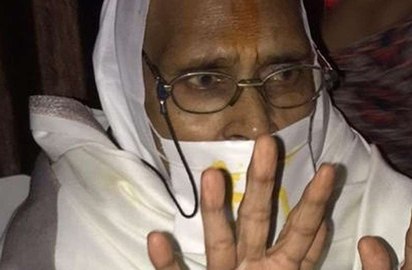 दीक्षा से पूर्व श्राविका कमलादेवी। 20 दिन के संथारे के बाद 81 वर्षीय श्राविका कमलादेवी ने ली दीक्षा, अब तिविहार संथारा लिया