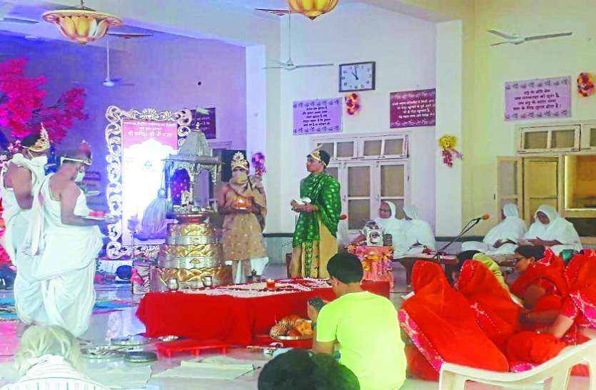रत्नत्रयी पूजा में भक्तिगीतों के बीच परमात्मा की शांतिधारा, मांगा सम्यक दर्शन, ज्ञान और चरित्र रत्नत्रयी पूजा में भक्तिगीतों के बीच परमात्मा की शांतिधारा, मांगा सम्यक दर्शन, ज्ञान और चरित्र