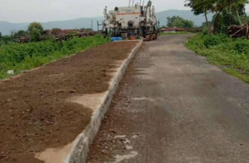 Incomplete construction 25 किमी लंबी बननी थी सीसी सड़क, 4 साल में 14 किमी ही बन पाई