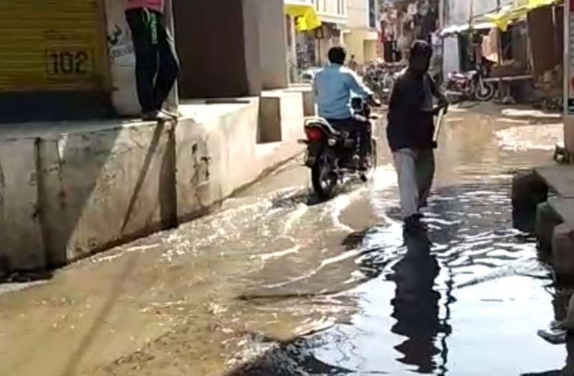 dirt on the road नाली चोक होने से सड़क नाले में तब्दील