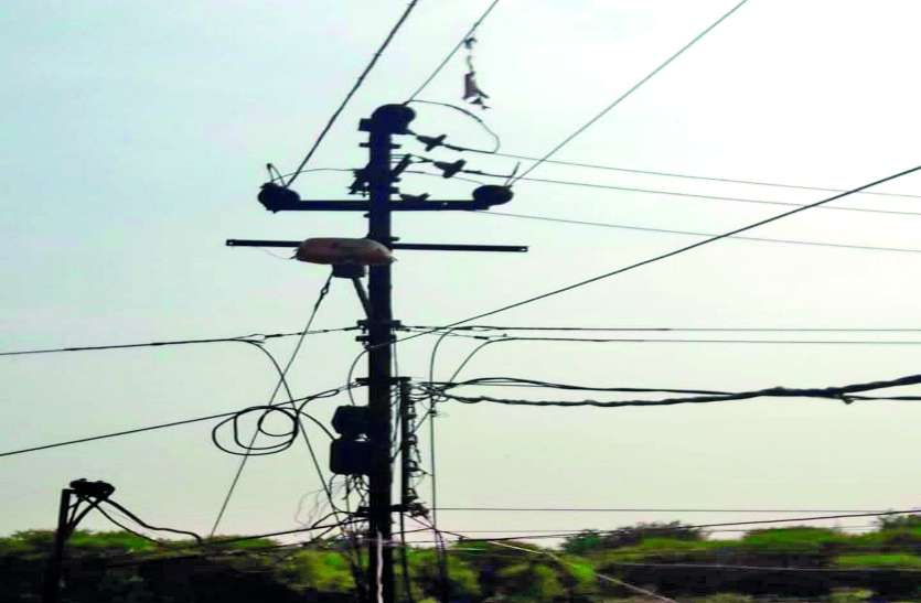स्ट्रीट लाइटें बंद, शाम होते ही पसर जाता है अंधेरा स्ट्रीट लाइटें बंद, शाम होते ही पसर जाता है अंधेरा