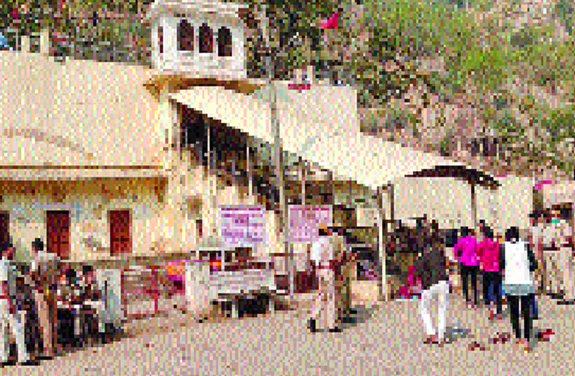 Kovid-19 : मंदिर खोलने पर हुआ था विवाद Kovid-19 : मंदिर खोलने पर हुआ था विवाद