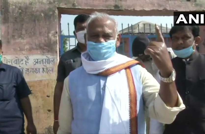 Bihar Election: Former CM Jitan Ram Manjhi casts his vote Bihar Election: पूर्व CM मांझी ने डाल वोट, कहा- 71 में 50 से ज्यादा सीटें जीतेगी NDA