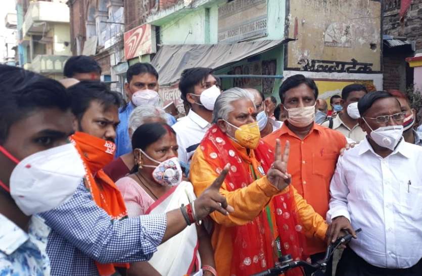 Bihar minister clarification by voting on wearing lotus print mask कमल प्रिंट वाला मास्क पहनकर मतदान करने पर घिरे बिहार के मंत्री ने दी सफाई