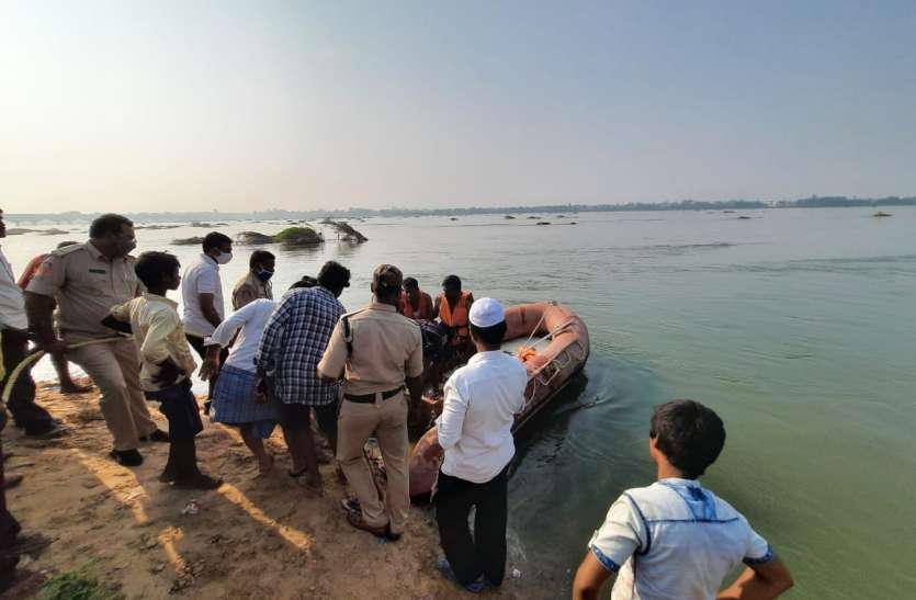 नदी में फंसे व्यक्ति को बचाया नदी में फंसे व्यक्ति को बचाया