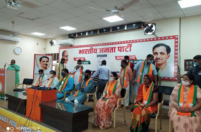 भाजपा ने दिया कांग्रेस को झटका, तीन दर्जन से अधिक कांग्रेस और निर्दलीय नेता भाजपा में शामिल भाजपा ने दिया कांग्रेस को झटका, तीन दर्जन से अधिक कांग्रेस और निर्दलीय नेता भाजपा में शामिल