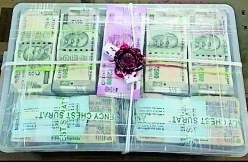 कांग्रेस उम्मीदवार को 25 लाख भेजने वाले बिल्डर के ऑफिस से 30.95 लाख और मिले! कांग्रेस उम्मीदवार को 25 लाख भेजने वाले बिल्डर के ऑफिस से 30.95 लाख और मिले!