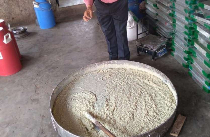 उदयपुर में खाद्य सुरक्षा अधिकारी ने मंगलवार को मावे के नमूने लेने की प्रक्रिया पूरी करते हुए। खाद्य सामग्री के 5 साल में नमूने लिए 2718 और 774 फेल निकले
