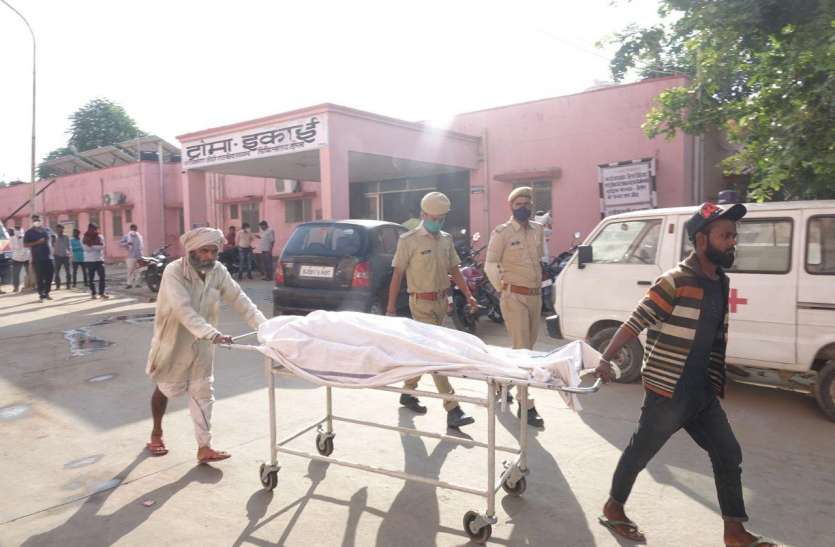 दो आरोपी गिरफ्तार, कार में से एक पिस्टल व 7 कारतूस बरामद दो आरोपी गिरफ्तार, कार में से एक पिस्टल व 7 कारतूस बरामद