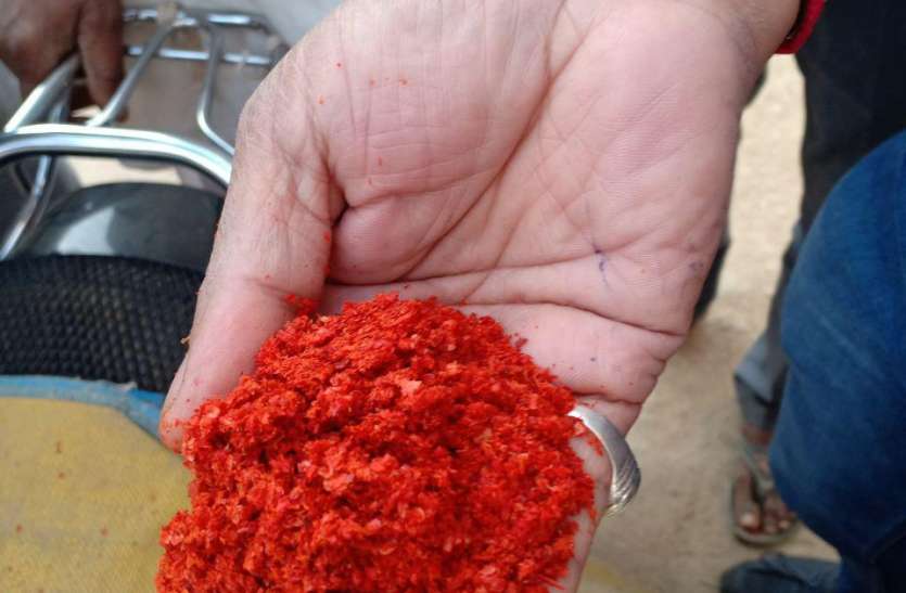 दूध के सैम्पल लेने गए दल के हत्थे चढ़ा घटिया मिर्च मसाले वाला दूध के सैम्पल लेने गए दल के हत्थे चढ़ा घटिया मिर्च मसाले वाला